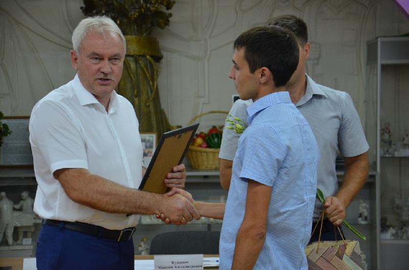 Глава района Андрей Ворушилин вручил заслуженные награды лучшим представителям трудящейся молодежи Курганинского района