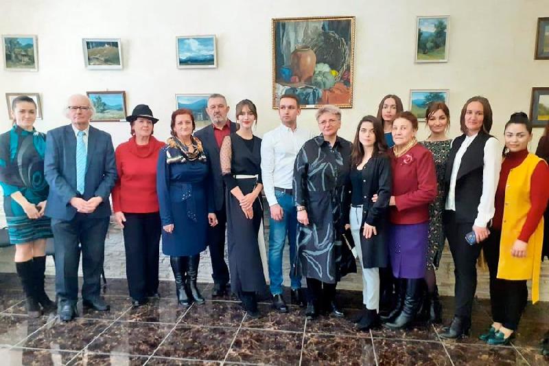 Преподаватели Детской художественной школы Курганинска открыли выставку своих работ в Армавире