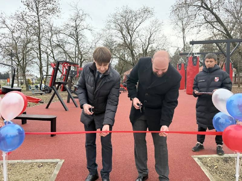 Открытие спортивной площадки с уличными тренажерами