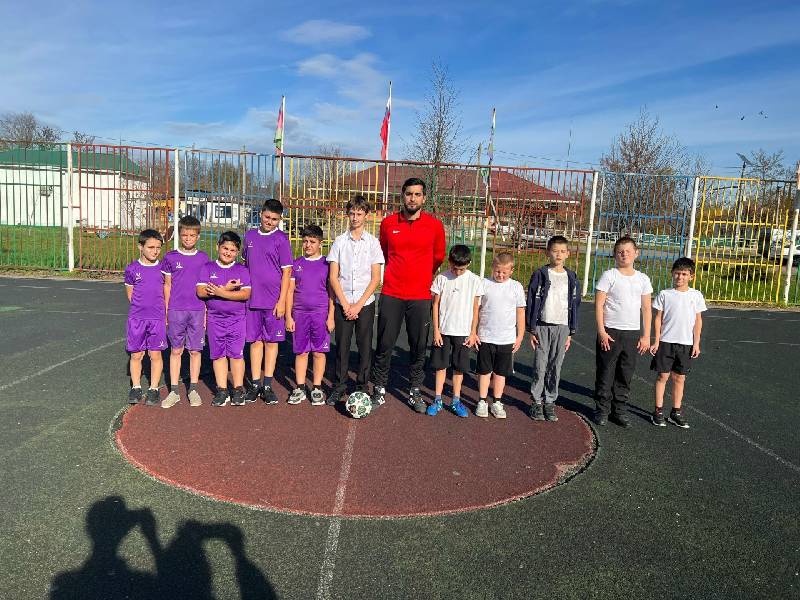 Галуст Казарян провел первый этап детского футбольного турнира "Кубок Осени-2025» среди школьников МАОУ СОШ № 6.	