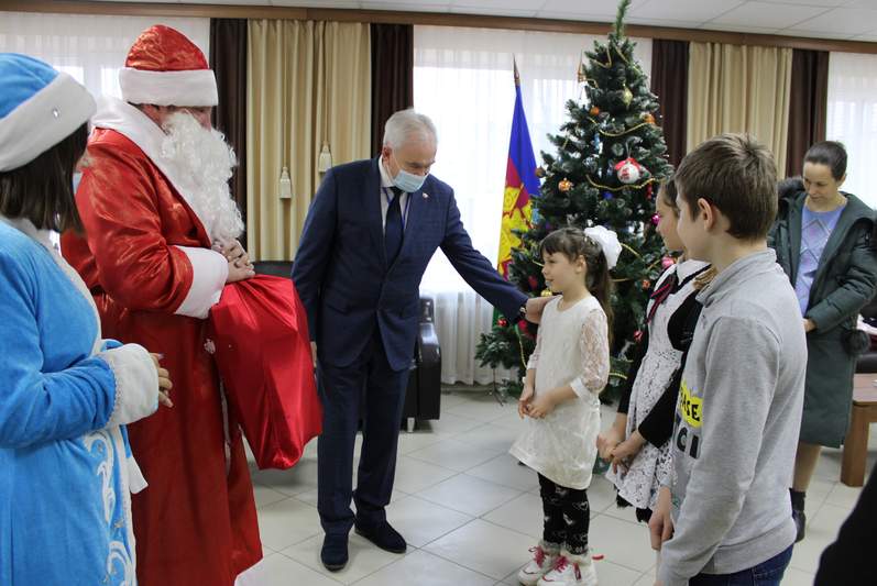 Глава Курганинского района Андрей Ворушилин поздравил с наступающим Новым годом и Рождеством ребят из семей, нуждающихся в особом внимании государства