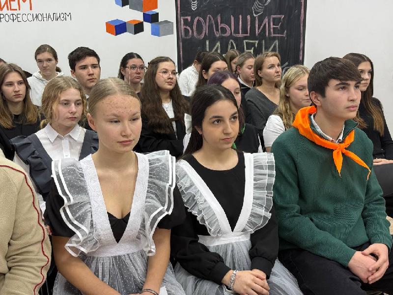 Глава Курганинского района Андрей Ворушилин пообщался со школьными активистами — лидерами ученического самоуправления