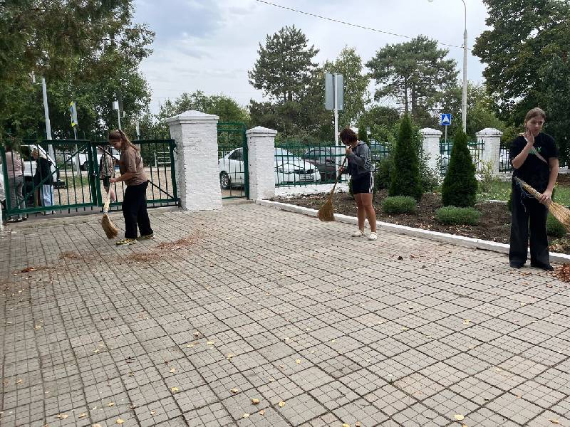 Организовали субботник для школьников