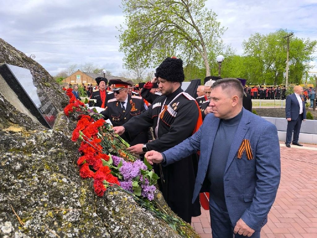 Казаки Курганинского районного казачьего общества приняли участие  отметили годовщину реабилитации казачества